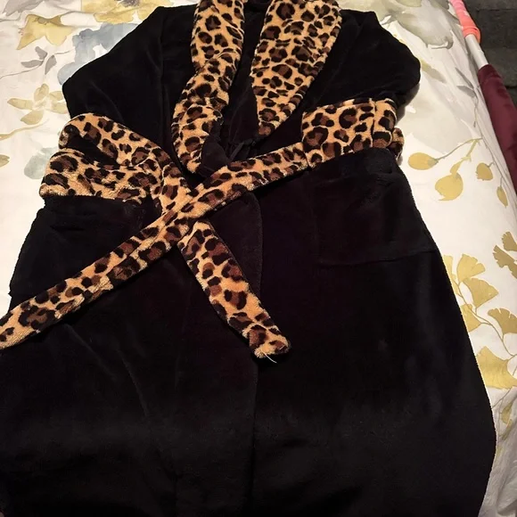 Beautiful Robe - Picture 8 of 8